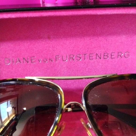 DVF Diane von Furstenberg Stunning Vintage Tortoiseshell Sunglasses with Case - Picture 9 of 14